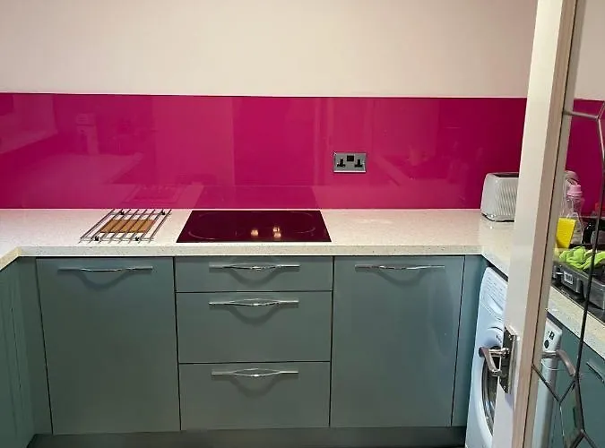 2 Bed Contemporary Free Parking Netflix Sleeps 4 Apartment *