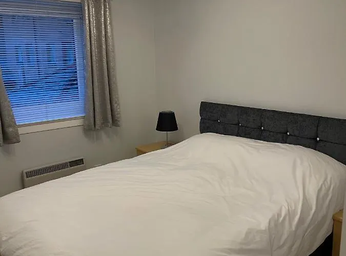 2 Bed Contemporary Free Parking Netflix Sleeps 4