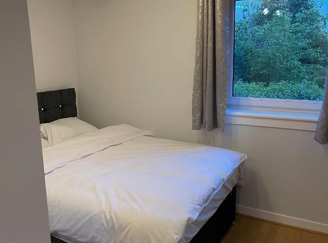 2 Bed Contemporary Free Parking Netflix Sleeps 4 *