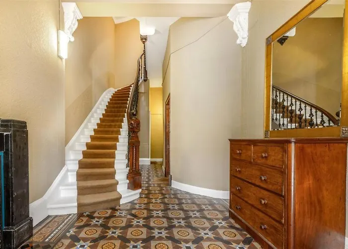 Beautiful Double In Idyllic West End Townhouse Homestay *