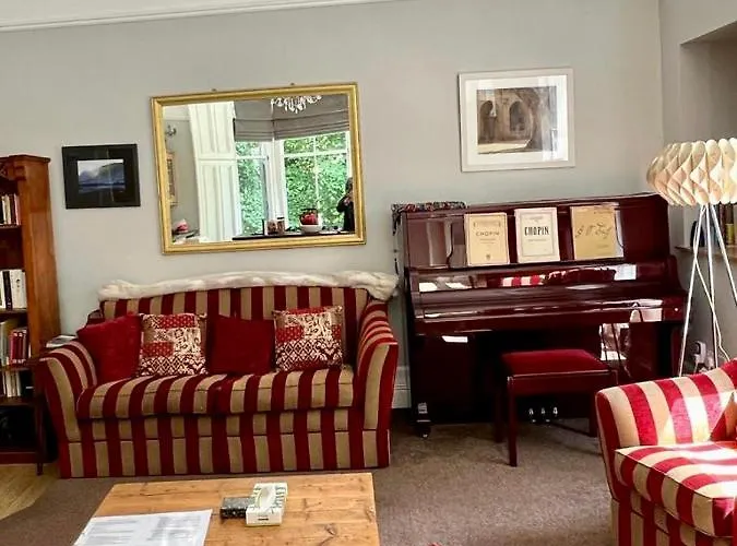 Beautiful Double In Idyllic West End Townhouse