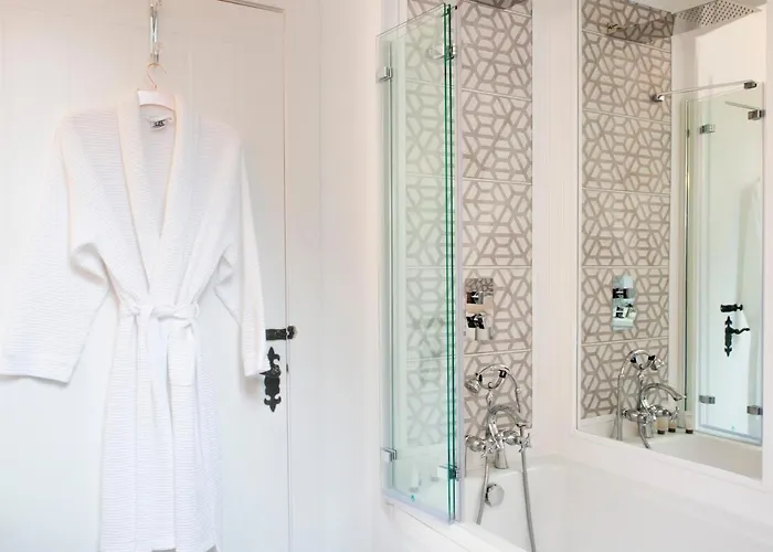 Stunning 4-bedroom With Hot Tub & Sauna Near Loch Lomond Villa *