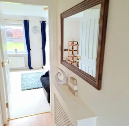 Homely Three Bed In Dom wakacyjny Glasgow