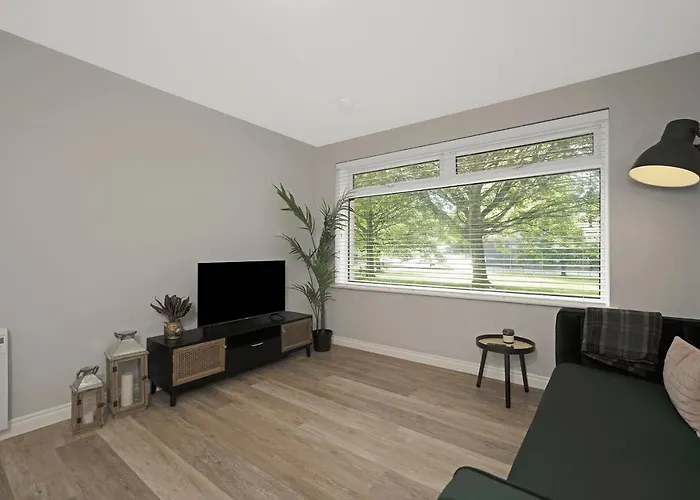 Luxury 1 Bedroom Serviced In Centre *