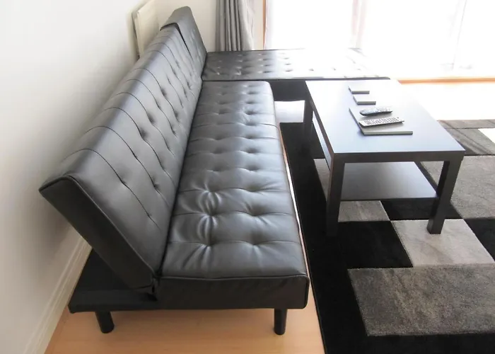 Cozy Off Road 2 Bedroom With Free Wi-fi And Private Parking *