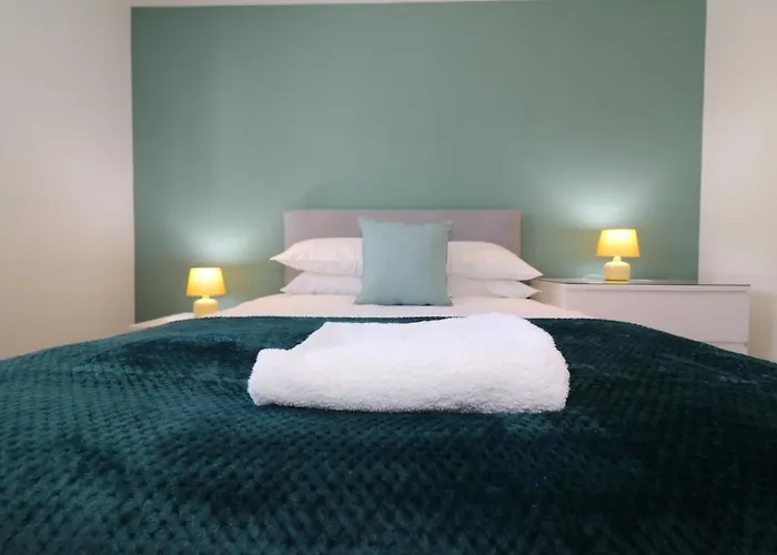 Signature - Railway House 5 Bed * Glasgow