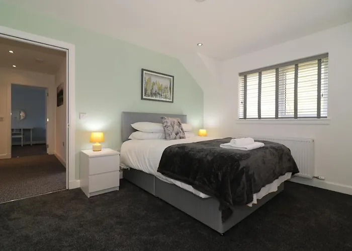 Signature - Railway House 5 Bed דירה *