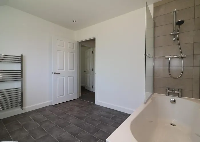 Signature - Railway House 5 Bed *