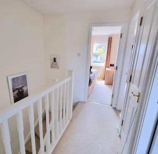 Homely Three Bed In Dom wakacyjny Glasgow