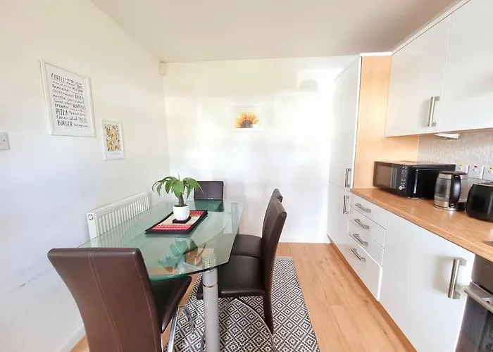 Dom wakacyjny Homely Three Bed In *