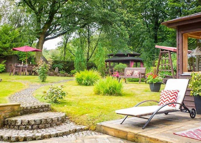 Stunning 4-bedroom With Hot Tub & Sauna Near Loch Lomond Glasgow