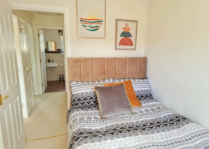 Homely Three Bed In Glasgow