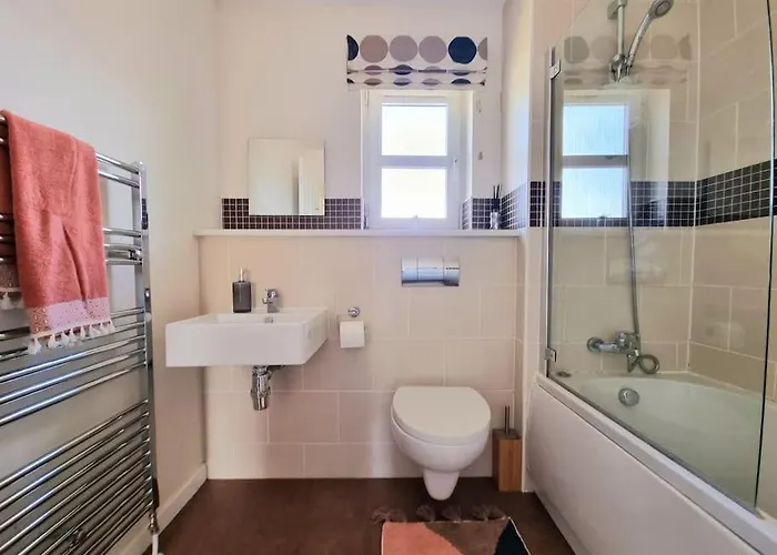 Homely Three Bed In Dom wakacyjny *