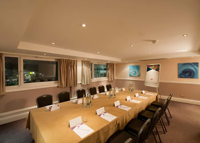 Leonardo West End Otel