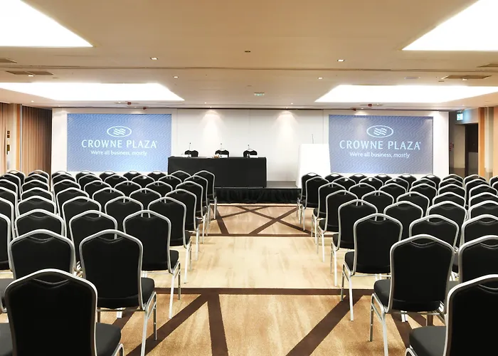 Crowne Plaza By Ihg מלון 4*