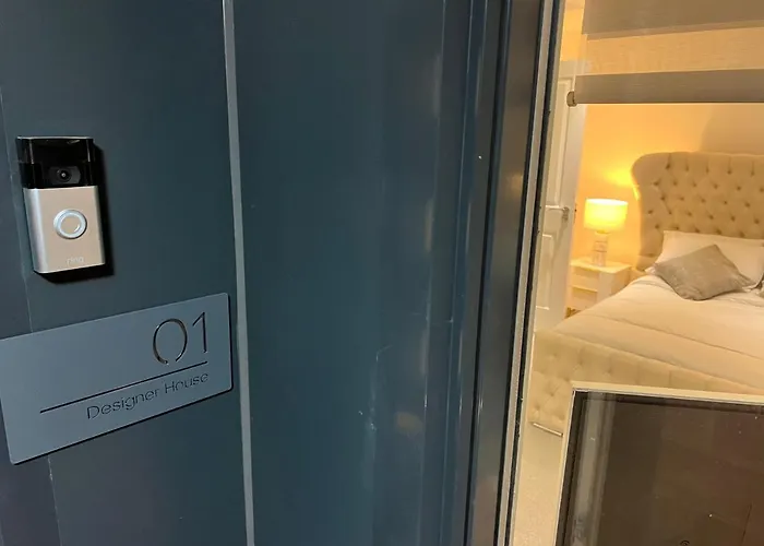 Designer House - Of / 'hillhead' West End G12 - Luxurious & Contemporary Detached House / Terrace / Garden / 'electric Car Charging' Garage Parking *