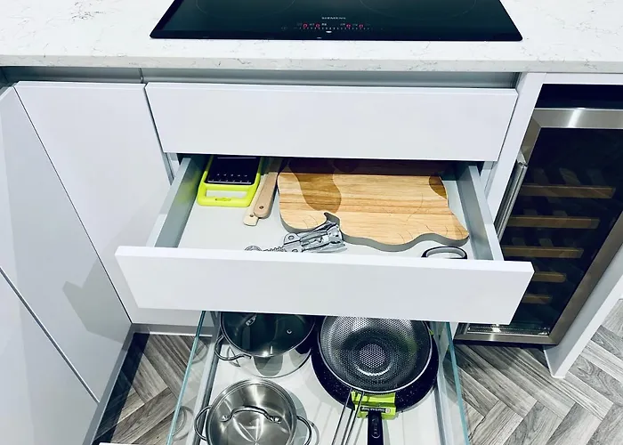 Designer House - Of / 'hillhead' West End G12 - Luxurious & Contemporary Detached House / Terrace / Garden / 'electric Car Charging' Garage Parking * Glasgow