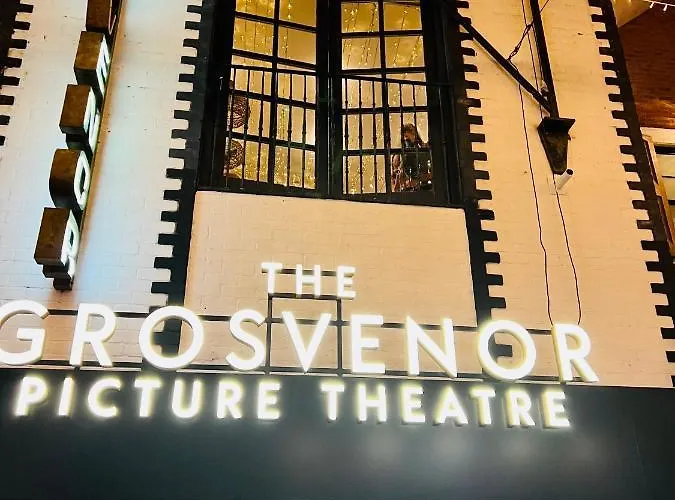 Villa Designer House - Of / 'hillhead' West End G12 - Luxurious & Contemporary Detached House / Terrace / Garden / 'electric Car Charging' Garage Parking