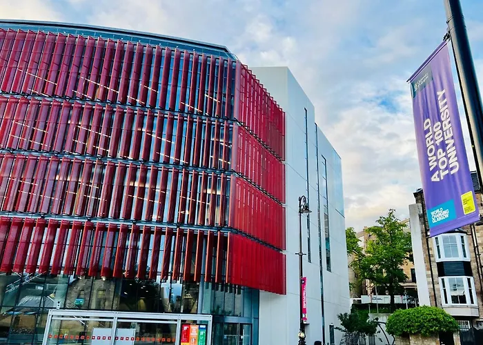 Designer House - Of / 'hillhead' West End G12 - Luxurious & Contemporary Detached House / Terrace / Garden / 'electric Car Charging' Garage Parking *