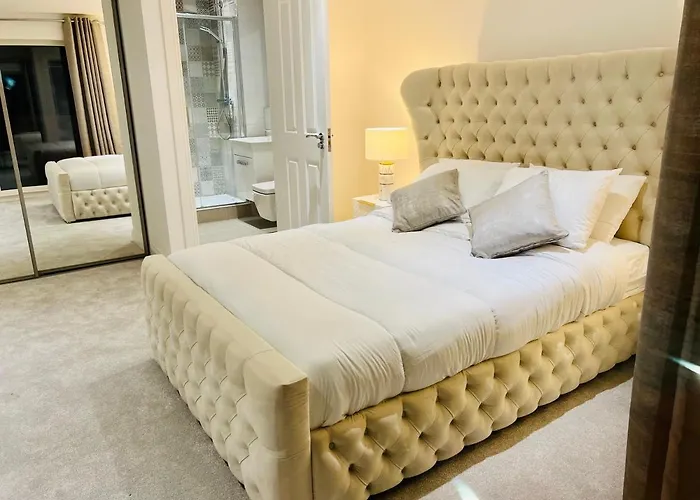 Designer House - Of / 'hillhead' West End G12 - Luxurious & Contemporary Detached House / Terrace / Garden / 'electric Car Charging' Garage Parking