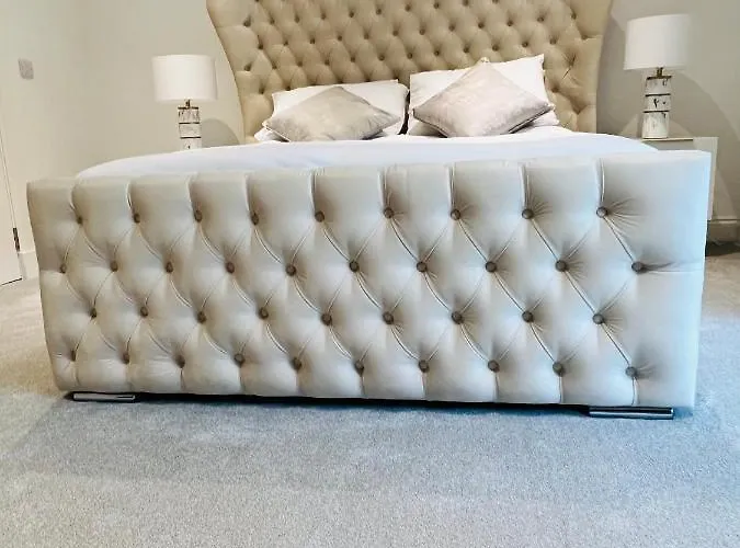 Designer House - Of / 'hillhead' West End G12 - Luxurious & Contemporary Detached House / Terrace / Garden / 'electric Car Charging' Garage Parking Villa Glasgow