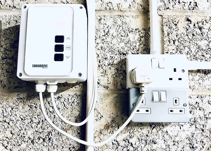 Designer House - Of / 'hillhead' West End G12 - Luxurious & Contemporary Detached House / Terrace / Garden / 'electric Car Charging' Garage Parking