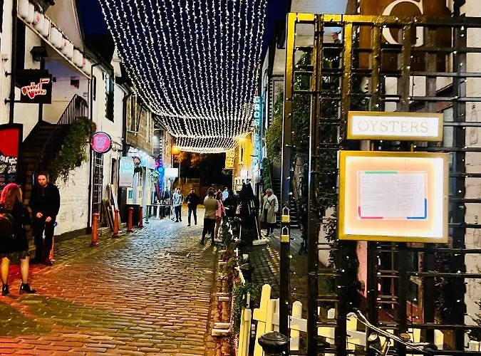 Villa Designer House - Of / 'hillhead' West End G12 - Luxurious & Contemporary Detached House / Terrace / Garden / 'electric Car Charging' Garage Parking