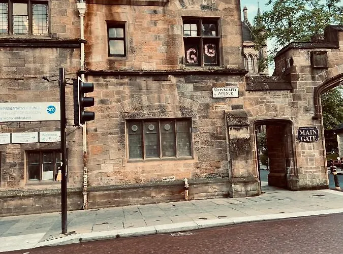 Designer House - Of / 'hillhead' West End G12 - Luxurious & Contemporary Detached House / Terrace / Garden / 'electric Car Charging' Garage Parking