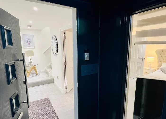 Villa Designer House - Of / 'hillhead' West End G12 - Luxurious & Contemporary Detached House / Terrace / Garden / 'electric Car Charging' Garage Parking Glasgow