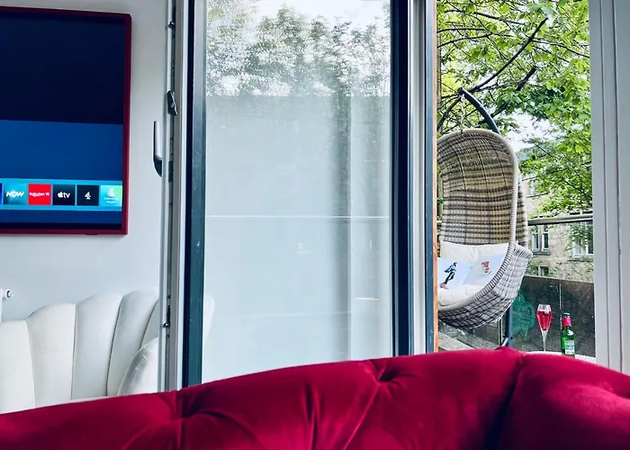 Designer House - Of / 'hillhead' West End G12 - Luxurious & Contemporary Detached House / Terrace / Garden / 'electric Car Charging' Garage Parking Glasgow