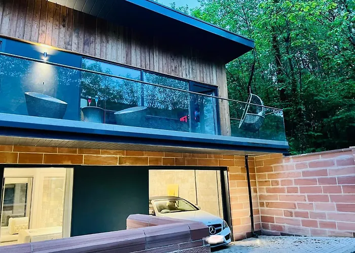 Designer House - Of / 'hillhead' West End G12 - Luxurious & Contemporary Detached House / Terrace / Garden / 'electric Car Charging' Garage Parking