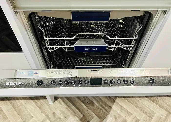 Villa Designer House - Of / 'hillhead' West End G12 - Luxurious & Contemporary Detached House / Terrace / Garden / 'electric Car Charging' Garage Parking