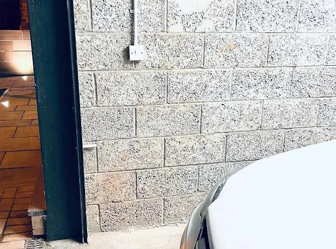 Designer House - Of / 'hillhead' West End G12 - Luxurious & Contemporary Detached House / Terrace / Garden / 'electric Car Charging' Garage Parking