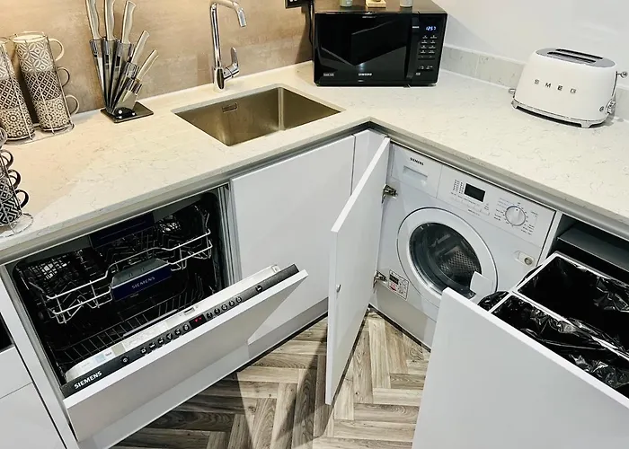 Designer House - Of / 'hillhead' West End G12 - Luxurious & Contemporary Detached House / Terrace / Garden / 'electric Car Charging' Garage Parking