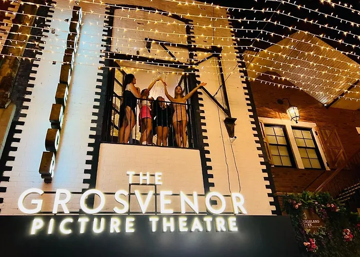 Villa Designer House - Of / 'hillhead' West End G12 - Luxurious & Contemporary Detached House / Terrace / Garden / 'electric Car Charging' Garage Parking *