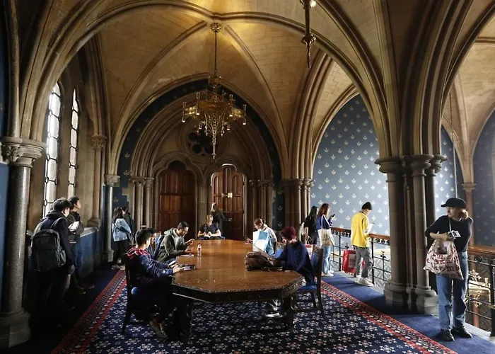 Designer House - Of / 'hillhead' West End G12 - Luxurious & Contemporary Detached House / Terrace / Garden / 'electric Car Charging' Garage Parking * Glasgow