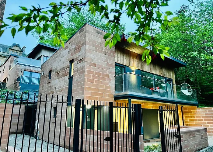 Designer House - Of / 'hillhead' West End G12 - Luxurious & Contemporary Detached House / Terrace / Garden / 'electric Car Charging' Garage Parking *