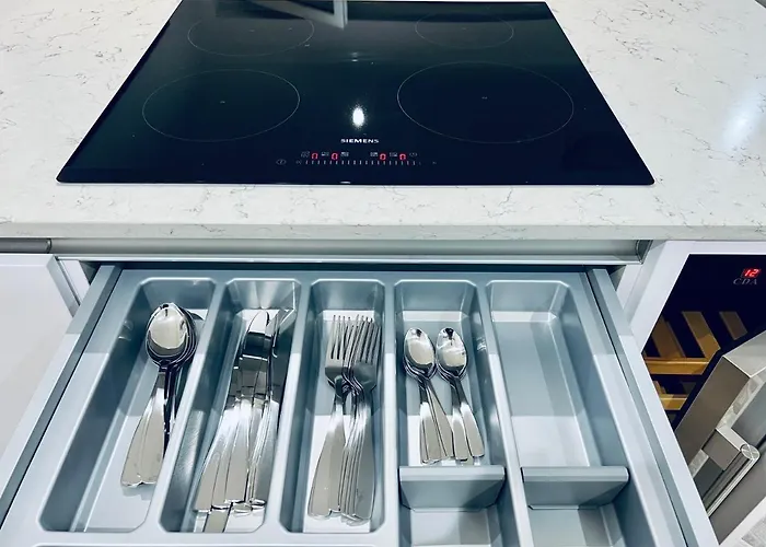 Designer House - Of / 'hillhead' West End G12 - Luxurious & Contemporary Detached House / Terrace / Garden / 'electric Car Charging' Garage Parking