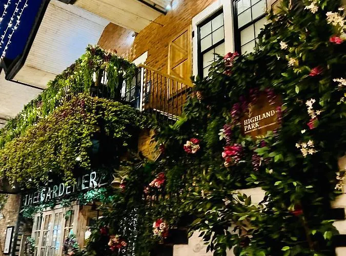 Designer House - Of / 'hillhead' West End G12 - Luxurious & Contemporary Detached House / Terrace / Garden / 'electric Car Charging' Garage Parking Villa