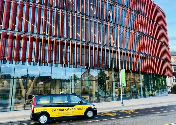 Designer House - Of / 'hillhead' West End G12 - Luxurious & Contemporary Detached House / Terrace / Garden / 'electric Car Charging' Garage Parking