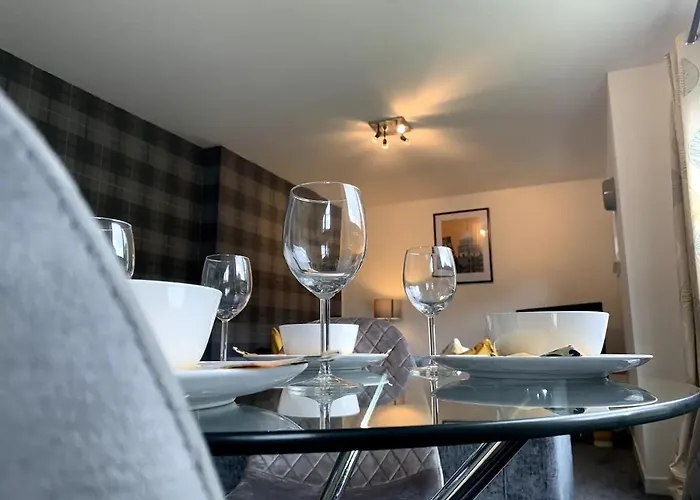 Modern 2 Bedroom Flat With Free Parking In Cambuslang, *