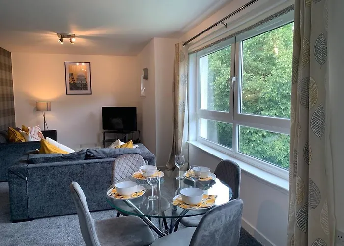 Modern 2 Bedroom Flat With Free Parking In Cambuslang, *