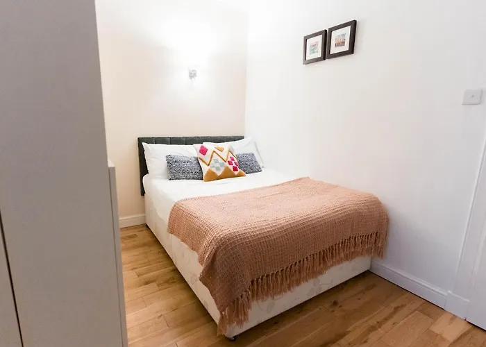 West End Kelvingrove Park Museum - Pass The Keys *