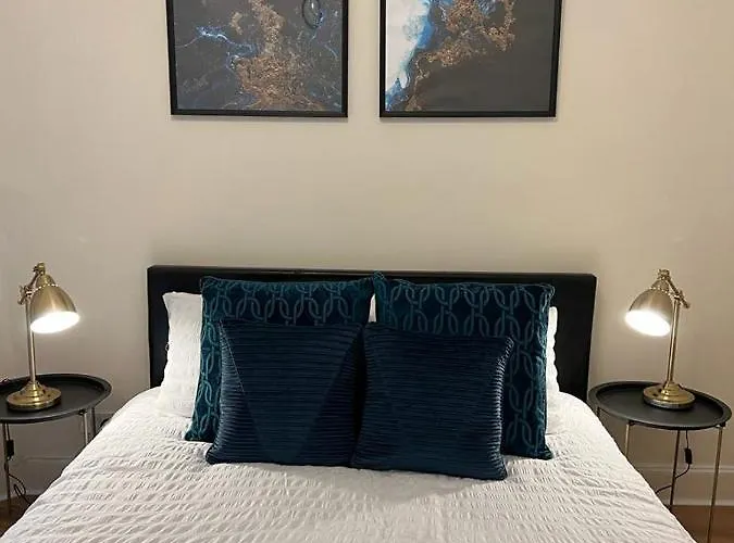 Apartman Victorian 3 Bedroom Main Door Flat, King Size Beds , Large