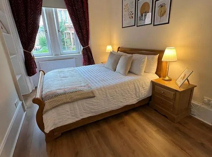 شقة Victorian 3 Bedroom Main Door Flat, King Size Beds , Large