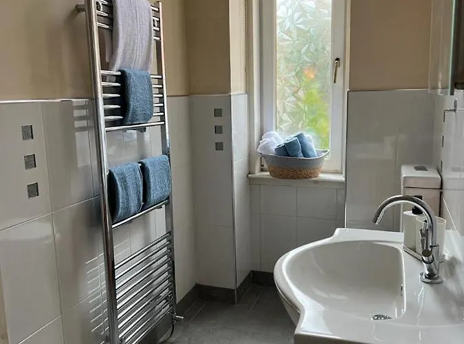 Victorian 3 Bedroom Main Door Flat, King Size Beds , Large * Glasgow