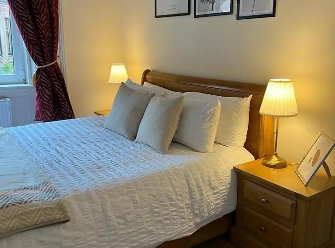 Victorian 3 Bedroom Main Door Flat, King Size Beds , Large Glasgow