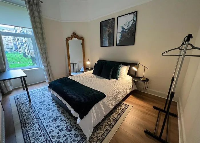 Victorian 3 Bedroom Main Door Flat, King Size Beds , Large Glasgow