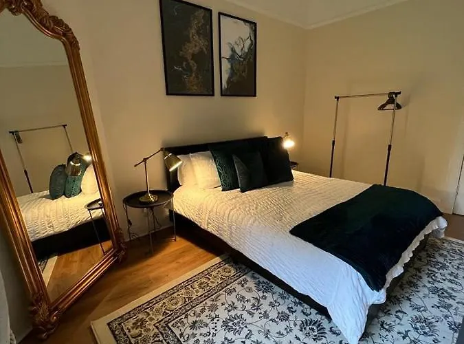 Victorian 3 Bedroom Main Door Flat, King Size Beds , Large *