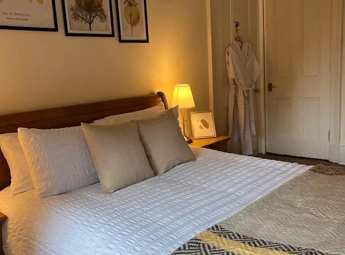 Victorian 3 Bedroom Main Door Flat, King Size Beds , Large Apartman Glasgow